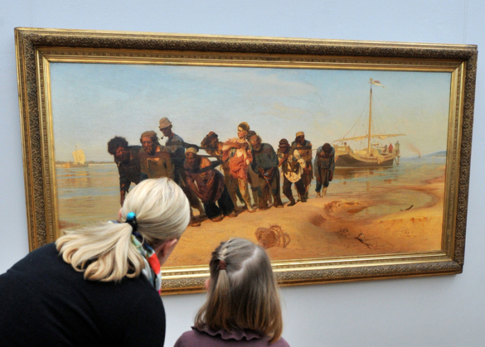 Besucher der Kunstsammlungen Chemnitz betrachten das Gemälde 