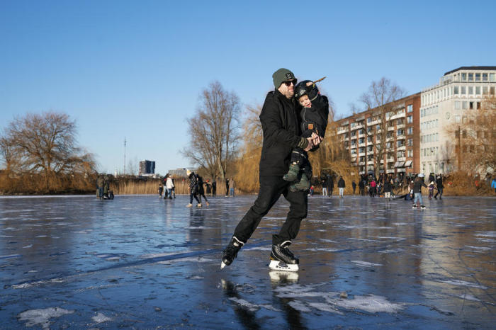 Leute beim Schlittschuhlaufen auf den Lakes in Kopenhagen. Foto: epa/Claus Bech