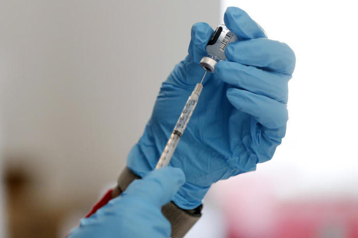 Ein Helfer bereitet eine Spritze vor, die aus einer Ampulle des Impfstoffs Covid-19 von Pfizer-BioNtech gezogen wird. Foto: epa/Etienne Laurent