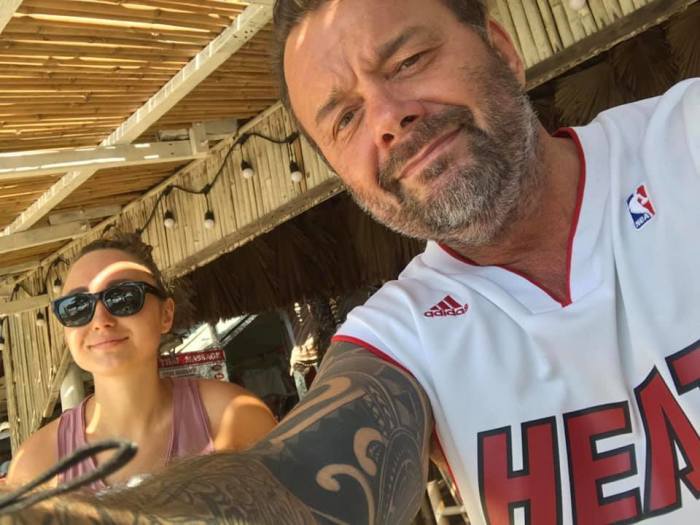 Eddie Pay mit seiner Frau Tamara am Bamboo Beach in Naklua, wo am 20. Februar eine Ibiza-House-Party steigt.