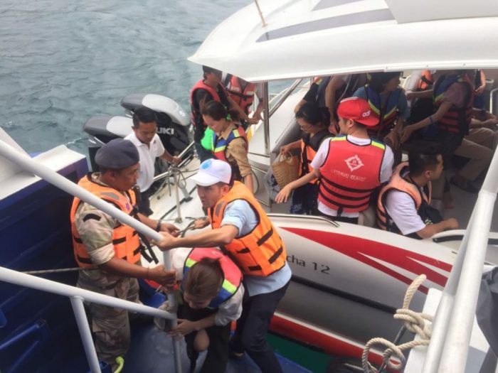 Die gestrandeten Touristen wurden von der Marine mit Booten aus ihrer misslichen Lage befreit. Foto: The Thaiger