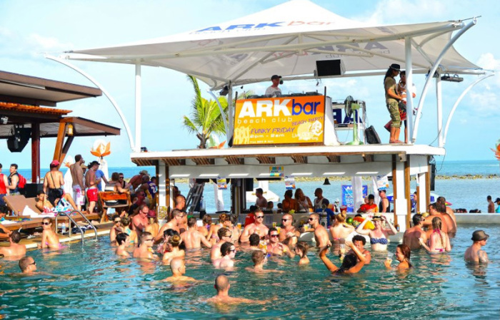 Die Show muss weitergehen: Partys wie hier in der berühmten Ark Bar am Chaweng Beach „brummen“ beim jungen Publikum und Risiken sowie Katastrophen werden einfach verdrängt. Fotos: Gruber