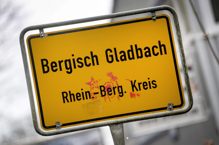 Das Ortsschild von Bergisch Gladbach steht am Ortseingang. Foto: Federico Gambarini/Dpa