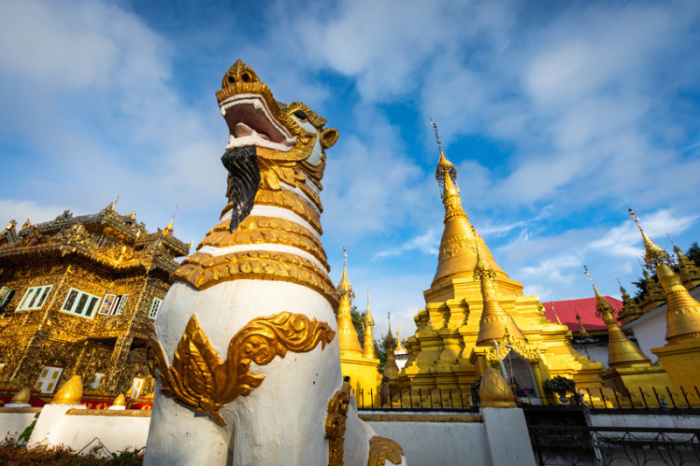 Die wunderschöne Tempelanlage Wat Thai Wattanaram im burmesischen Stil befindet sich kurz vor der Grenze zwischen Thailand und Myanmar und bietet viele Fotomotive. Foto: somrerk / Fotolia.com