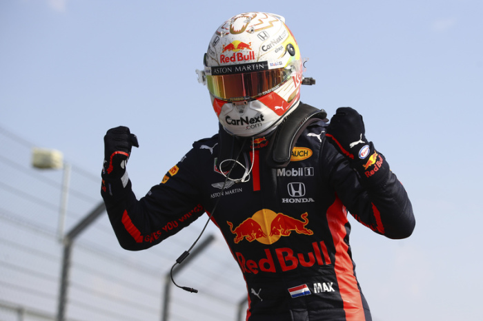 Motorsport: Formel-1-Weltmeisterschaft, Grand Prix 70 Jahre Formel 1, Rennen: Max Verstappen aus den Niederlanden vom Team Red Bull feiert im Ziel über seinen Sieg. Foto: Bryn Lennon/Pool Getty/ap/dpa