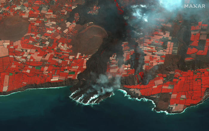 Ein Infrarot-Farbbild der Lava des Vulkans Cumbre Vieja, die auf der Insel La Palma (Kanarische Inseln) ins Meer fließt. Foto: epa/Maxar Technologies Handout