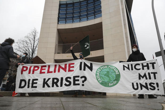 Umweltaktivisten kiritisieren die Nord Stream 2-Gaspipeline. Foto: epa/Hayoung Jeon
