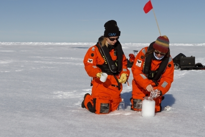 Entnahme von Schneeproben auf dem Meereis. Selbst in der Arktis enthält der Schnee Mikroplastik. Foto: Kajetan Deja/Alfred-wegener-institut/dpa