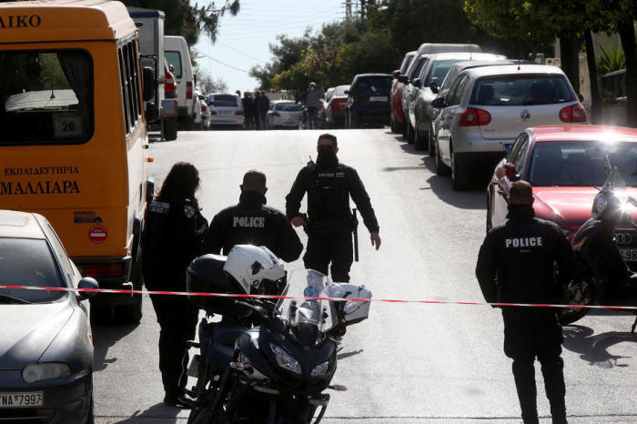 Polizeibeamte sperren das Gelände vor dem Haus des griechischen Journalisten Giorgos Karaivaz ab, nachdem er in Alimos ermordet wurde. Foto: epa/Orestis Panagiotou
