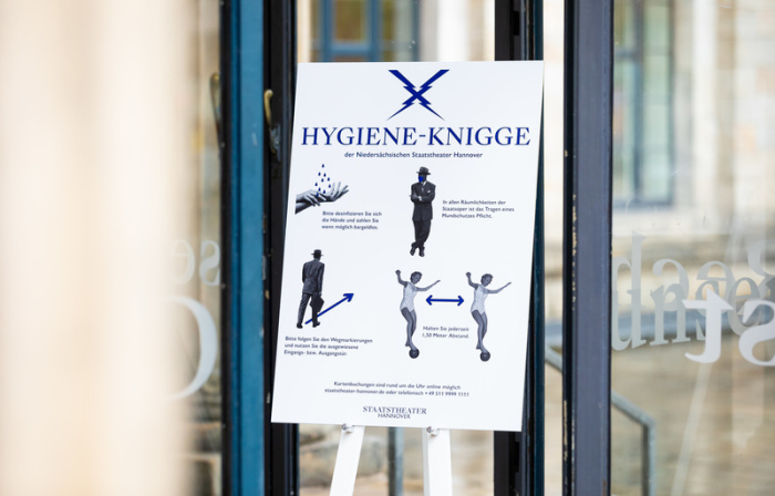 Ein «Hygiene-Knigge» ist im Eingangsbereich der Staatsoper aufgestellt. Foto: Moritz Frankenberg/dpa