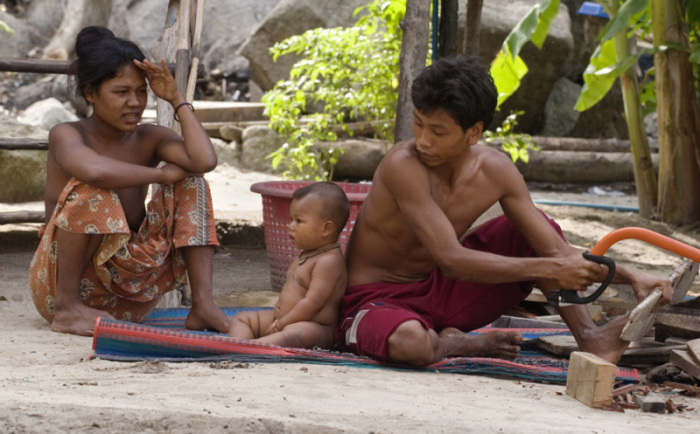 Eine Moken-Familie auf Koh Surin. Die Insel beherbergt in Thailand die größte Gemeinschaft der Meeres-Nomaden. Foto: picture-alliance / united-archives/mcphoto