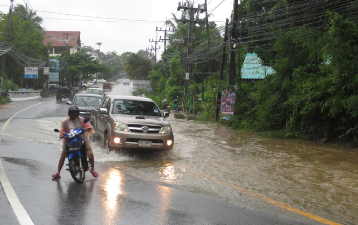 Noch stehen wie hier bei Hinta Hinyai auf Koh Samui viele Straßen unter Wasser, aber wenigstens sind die meisten Hauptstraßen auch von Zweirädern wieder befahrbar. Die Fluten fließen langsam ab.