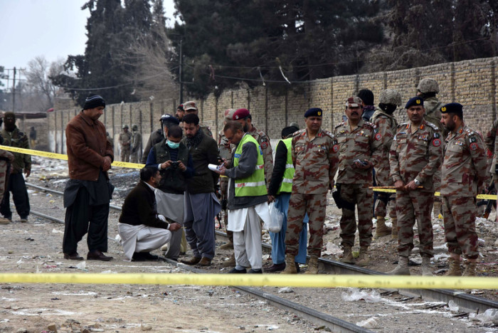 Pakistanische Sicherheitskräfte sichern einen Anschlagsort. Foto: epa/Jamal Taraqai