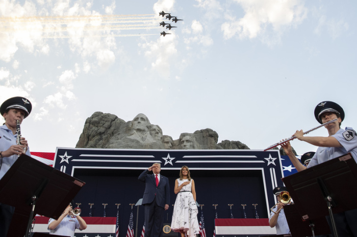 Donald Trump, Präsident der USA, und First Lady Melania Trump stehen während der Nationalhymne am Denkmal Mount Rushmore, während über ihnen Kampfflugzeuge der U.S. Navy Blue Angles fliegen. Anlässlich des Unabhängigk... Foto: Alex Brandon/Ap/dpa