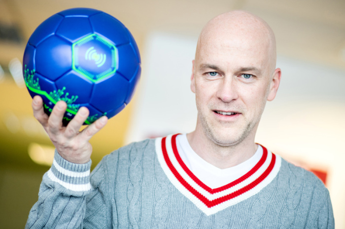 Das Unternehmen aus Hannover entwickelt einen intelligenten Fußball, der über eingebaute Sensoren verfügt. Foto: Hauke-Christian Dittrich/dpa