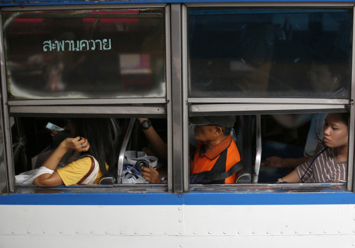 Für Touristen sind die komplizierten Buslinien in Bangkok ein Graus und selbst Einheimische haben ihre Probleme, sich ihre Bezeichnungen zu merken. Das soll sich schon bald ändern, verspricht das Verkehrsministerium. Foto: epa/Narong Sangnak