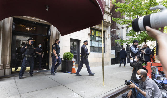 Polizeibeamte der Stadt New York betreten die Lobby des Gebäudes, in dem Rudy Giuliani, ein ehemaliger Anwalt von Präsident Donald Trump, eine Wohnung in New York hat. Foto: epa/Justin Lane