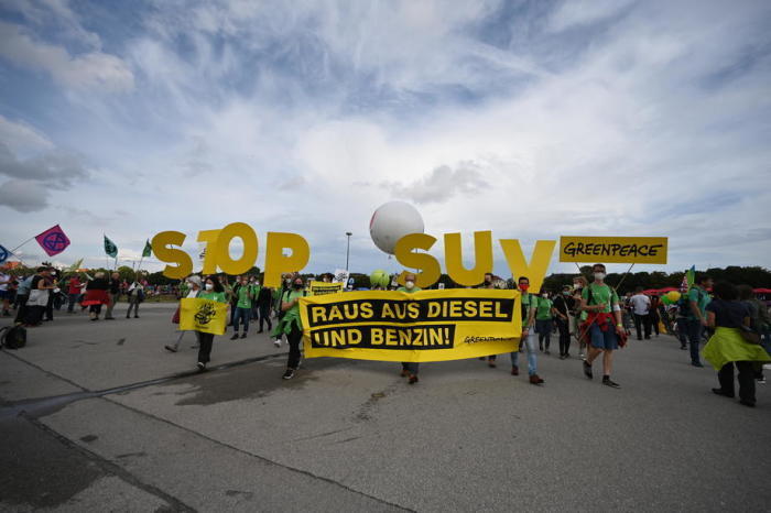 Aktivisten von Greenpeace demonstrieren während einer Protestaktion gegen die Internationale Automobil-Ausstellung (IAA) in München. Foto: epa/Lukas Barth-tuttas