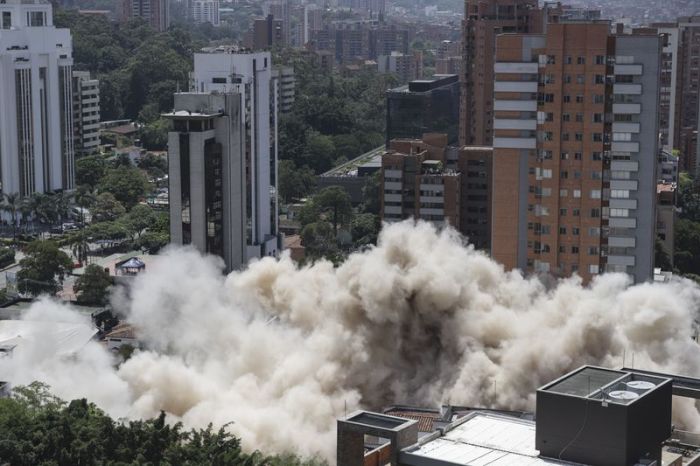 Rauch steigt in die Luft bei der Sprengung des Hauses von Pablo Escobar. Foto: Claudia Contreras/Colprensa/dpa