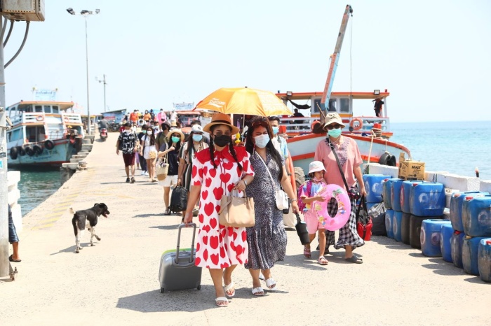 Inländische Touristen strömten am Wochenende auf die Pattaya vorgelagerte Badeinsel Larn. Bild: PR Pattaya