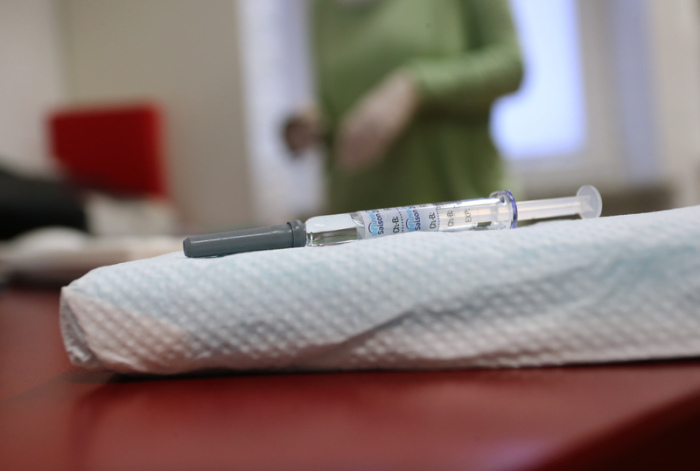 Eine Spritze mit dem Vierfach-Grippeimpfstoff Influvac Tetra liegt in einer Arztpraxis auf einem Tisch. Foto: Karl-Josef Hildenbrand/Dpa