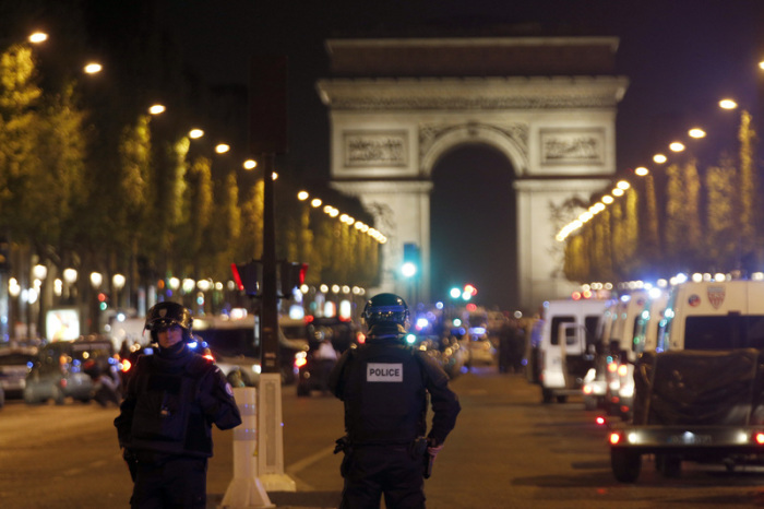 Anfang der Woche vereitelten die Behörden noch einen islamistischen Anschlag in Marseille. Nun wird mitten in Paris ein Polizist erschossen. War es wieder Terror - kurz vor der Präsidentenwahl? Foto: Thibault Camus/ap/dpa
