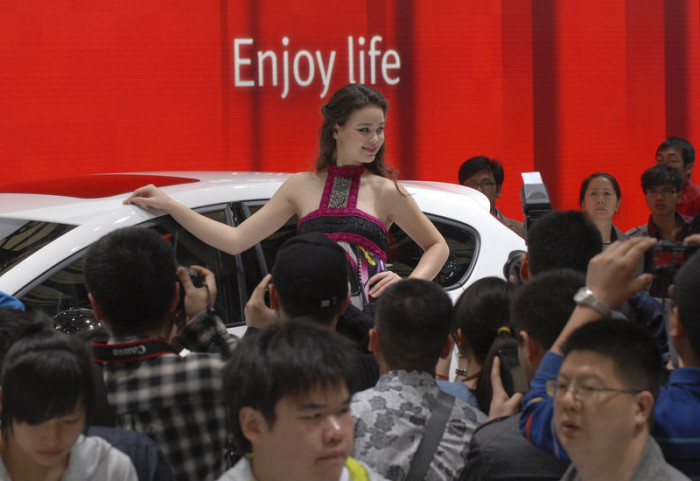 Strip-Show oder Auto-Revue? Motorhauben-Mädchen gehören in China stärker als in anderen Ländern zur Automessen-Kultur. Zumindest bisher. In Shanghai soll Schluss sein mit sexy Models. Wirklich? Foto: epa/Wenhao Yu