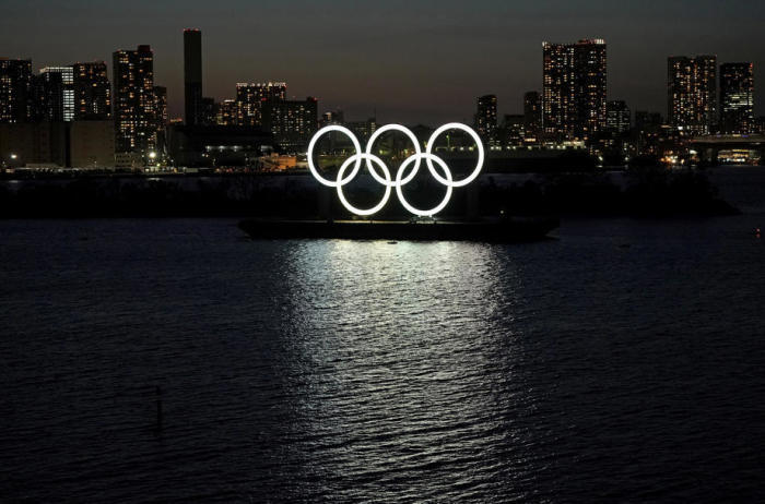 In der Abenddämmerung wird im Odaiba Marine Park in Tokio ein riesiges Denkmal für die Olympischen Ringe gesehen. Foto: epa/Kyle Grillot