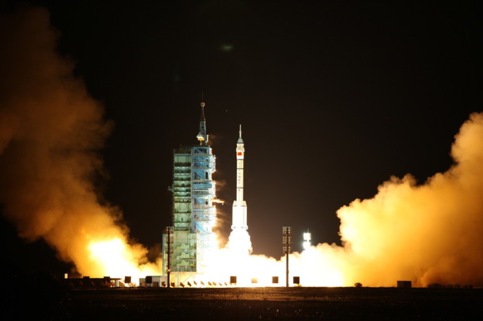 Chinas Rakete „Langer Marsch 2F“ beim Start am 1. November 2011 zur Raumstation „Tiangong 1“. Foto: epa/T Tian
