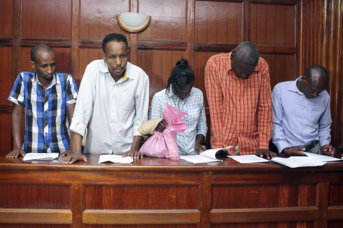 Die Tatverdächtigen werden den Medien am Freitag im Gerichtshof von Nairobi vorgeführt. Foto: epa/Efe Str