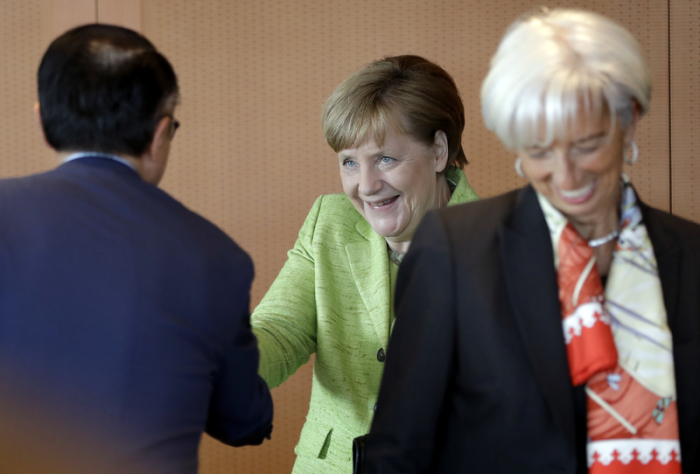 Bundeskanzlerin Angela Merkel (M, CDU) begrüßt am 10.04.2017 in Berlin Weltbank-Präsident Jim Yong Kim und die Chefin des Internationalen Währungsfonds (IWF), Christine Lagarde. Foto: Michael Sohn/Pool AP/dpa