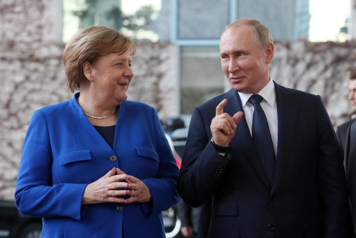 Deutschlands Bundeskanzlerin Angela Merkel (L) und Russlands Präsident Wladimir Putin (R) in Berlin. Archivfoto: epa/HAYOUNG JEON