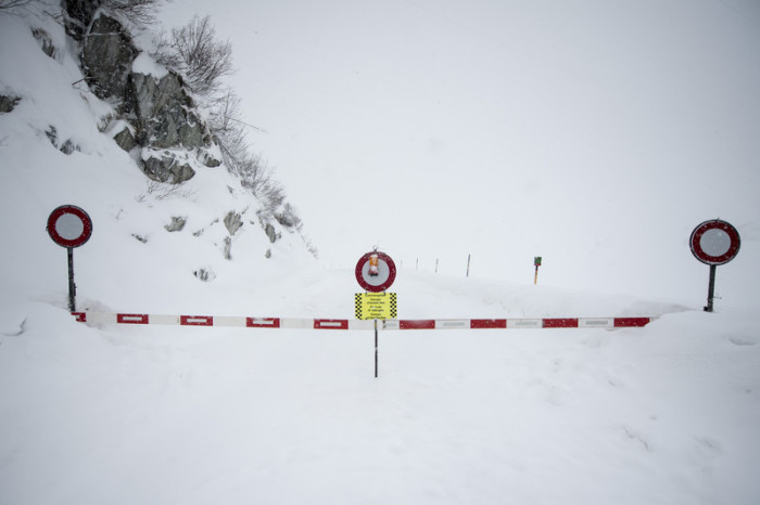 Wegen Schneemassen sind viele Straßen in höheren Gebieten in der Schweiz gesperrt. Foto: epa/Urs Flueeler