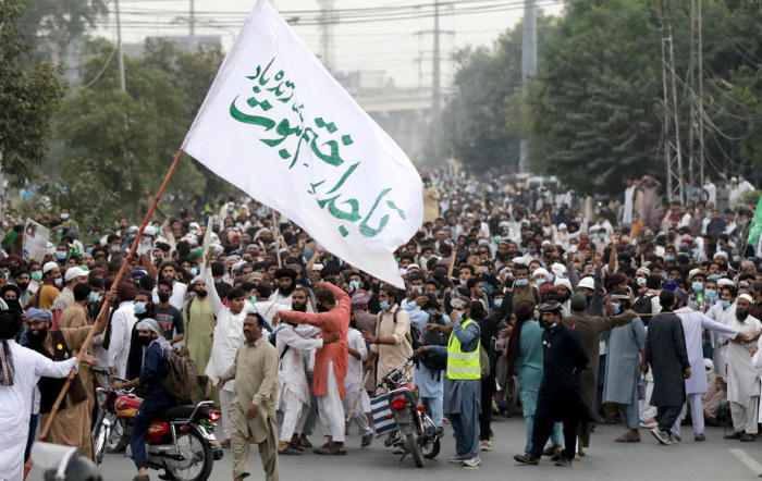 Anhänger der Tehreek-e-Labbaik Pakistan (TLP) protestieren in Lahore und fordern die Freilassung des TLP-Führers Hafiz Saad Hussain Rizvi. Foto: epa/Rahat Dar