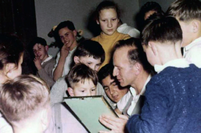 Aufnahme ca. 1960: Sektenführer Paul Schäfer (M) mit Kindern - eine Aufnahme aus dem ersten Teil der Doku «Colonia Dignidad - Aus dem Innern einer deutschen Sekte». Foto: LOOKSfilm/Looksfilm/WDR/SWR/Arte/dpa