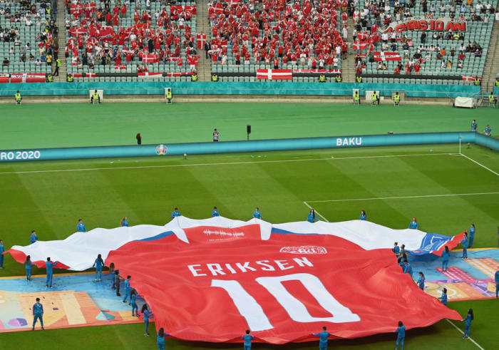 Ein Blick auf die Zeremonie mit einem riesigen Trikot von Christian Eriksen aus Dänemark vor der UEFA EURO 2020. Foto: epa/Dan Mullan