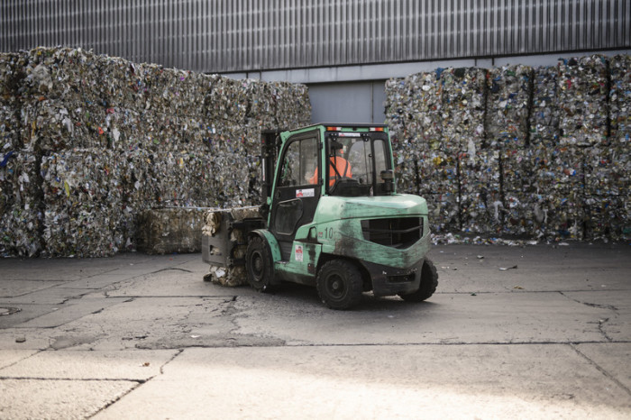 Ein Gabelstapler transportiert verpackte Portionen von Kunststoffabfällen in der Recyclinganlage der ALBA Group in Berlin. Foto: epa/Clemens Bilan