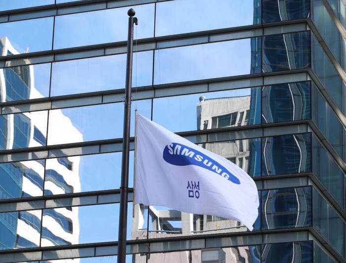 Auf Halbmast vor dem Hauptsitz von Samsung Electronics in Seoul ist eine Firmenflagge zu sehen. Foto: epa/Kim Hee-chul