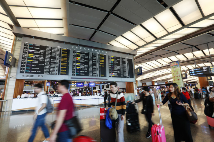 Passagiere im Terminal 2 des Changi Airport. Foto: epa/How Hwee Young