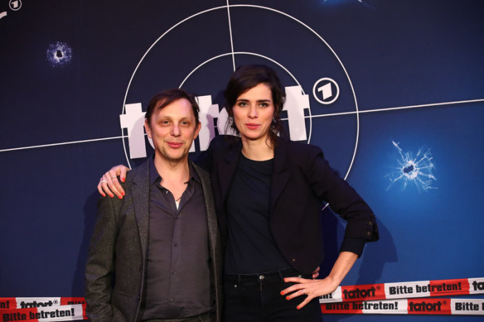 Schauspieler Arndt Schwering-Sohnrey und Schauspielerin Nora Tschirner (l-r) bei einem Fotocall zum MDR Tatort «Der höllische Heinz» im Deutschen Nationaltheater. Foto: Bodo Schackow/Dpa-zentralbild/dpa