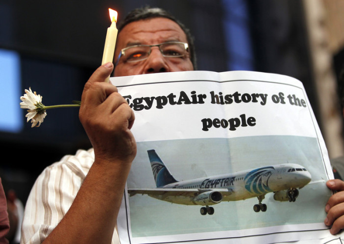 66 Menschen sterben, als ein Egyptair-Flugzeug in den Fluten des Mittelmeers verschwindet. Die Behörden versichern, dass die Ermittlungen auf Hochtouren laufen. Doch Gewissheit scheint noch weit entfernt.Foto: epa/Khaled Elfiqi