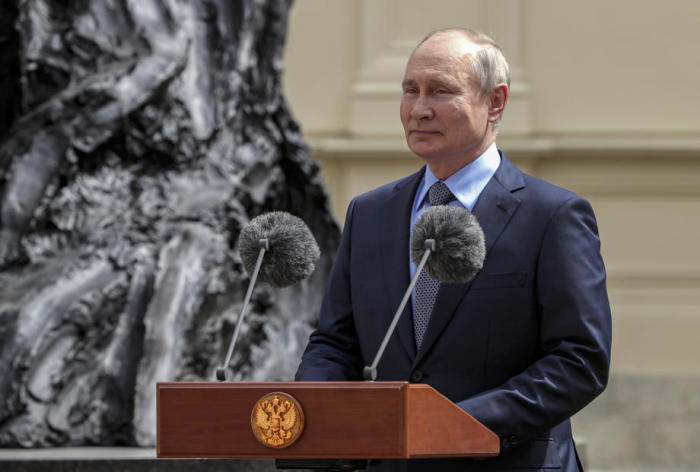 Präsident Wladimir Putin nimmt an einer Zeremonie zur Enthüllung eines Denkmals für Zar Alexander III. von Russland teil. Foto: epa/Mikhail Metzel