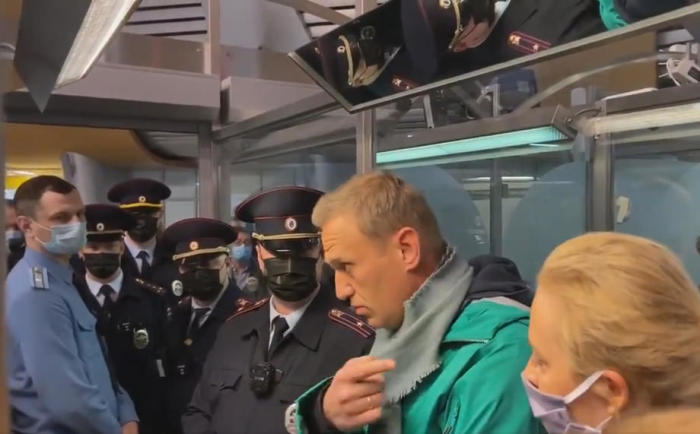 Der russische Oppositionspolitiker Alexej Nawalny (2.v.r.) wurde bei seiner Ankunft in Moskau festgenommen. Foto: epa/Kira Yarmysh