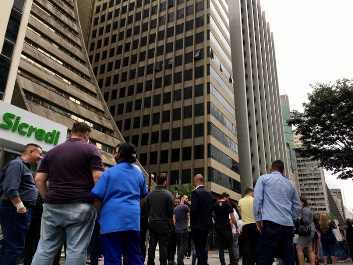 Büroarbeiter bringen sich in São Paulo in Sicherheit. Foto: epa/Fernando Bizerra Jr.