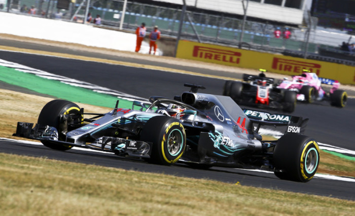 Britischer Formel-Eins-Pilot Lewis Hamilton (vorne) von Mercedes AMG GP. Foto: epa/Geoff Caddick
