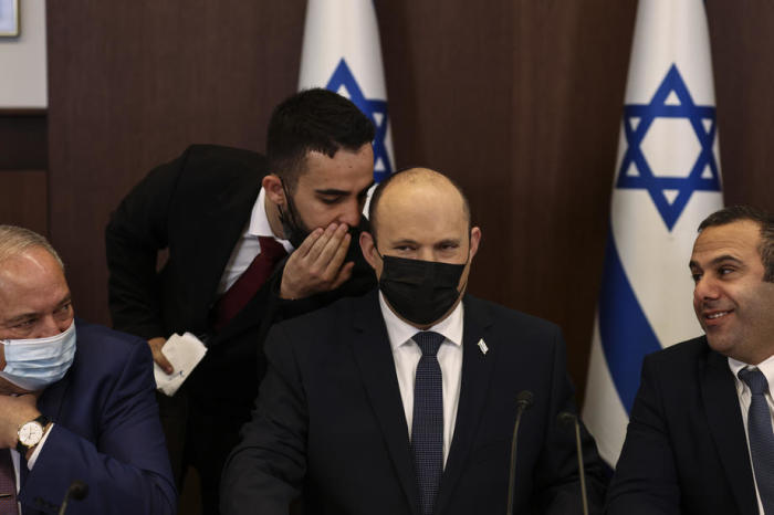 Israelischer Premierminister Naftali Bennett hört einem Mitarbeiter bei einer Kabinettssitzung im Büro des Premierministers in Jerusalem zu. Foto: epa/Ronen Zvulun
