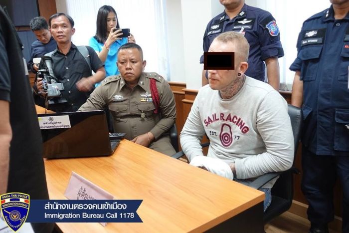 Der festgenommene Ausländer wird von Beamten der Einwanderungsbehörde befragt. Foto:Immigration Bureau
