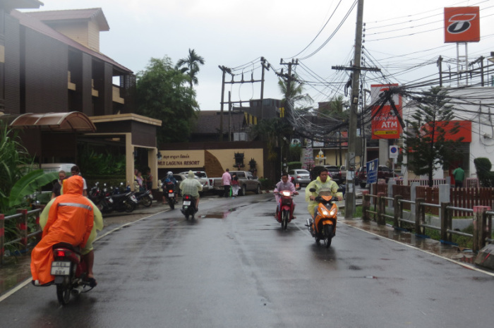 Wetterkapriolen in Südthailand: So wie hier auf Koh Samui waren viele Urlauber tagelang mit Regenschirmen und schnell gekauften provisorischen Regencapes unterwegs – dennoch blieben die meisten zuversichtlich.