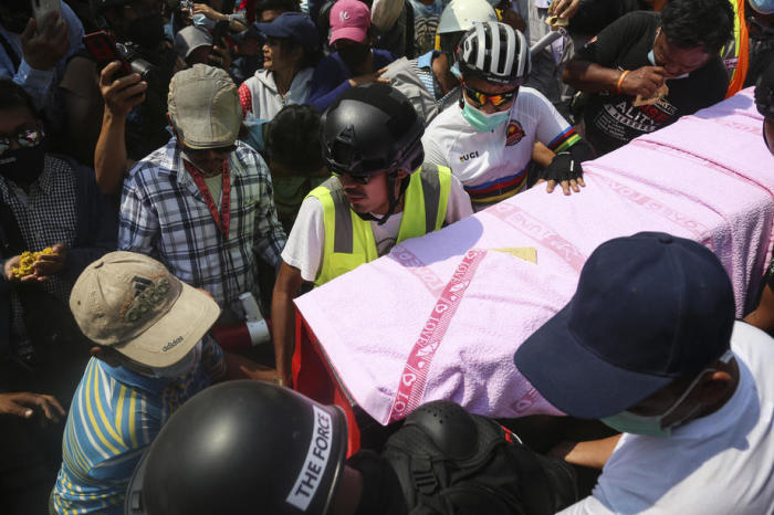 Menschen tragen den Sarg von Ma Kyal Sin während ihrer Beerdigung in Mandalay. Foto: epa/Kaung Zaw Hein