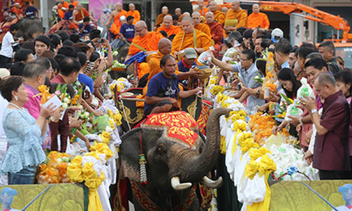 Der Almosengang auf dem Elefantenrücken zählt zu den Höhepunkten des Kerzenfestivals in Surin. Fotos: TAT